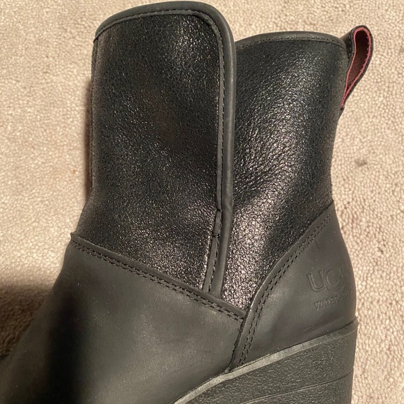 Ugg Renetta shearling lined black bootie - Picture 4 of 14